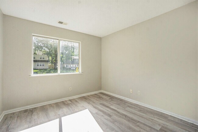 Building Photo - Charming, fully remodeled 2-Bed/1-Bath Par...