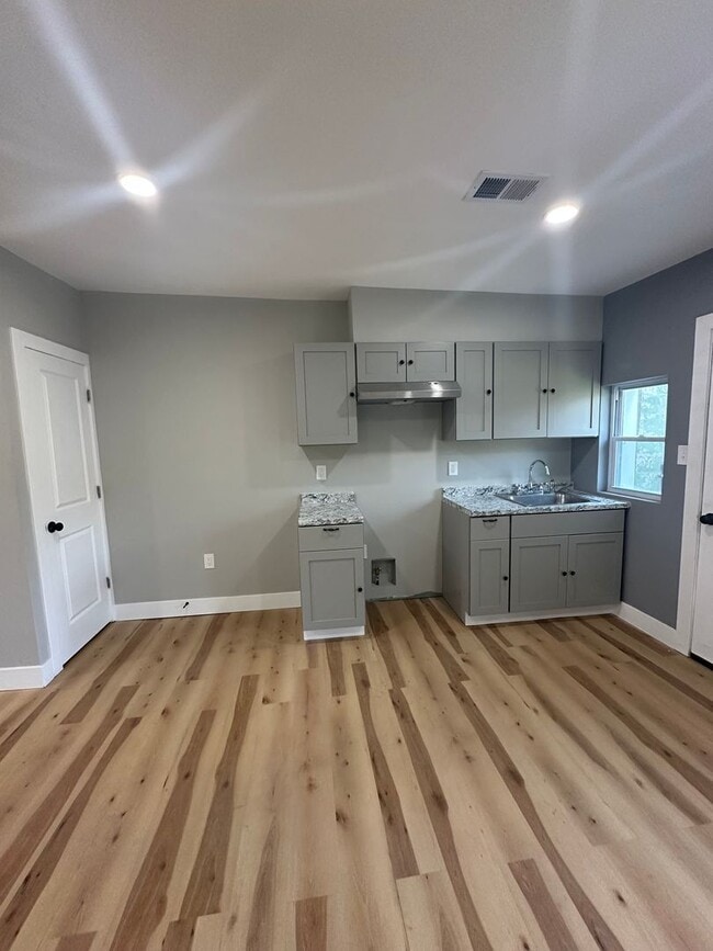 Building Photo - Renovated 3 Bed, 1 Bath townhome