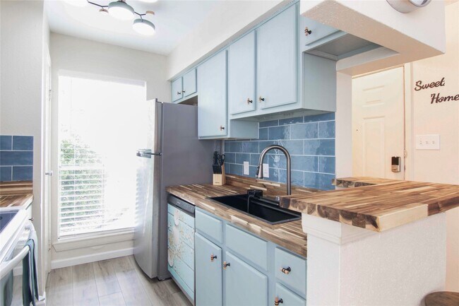 Building Photo - 3506 Cove View Blvd