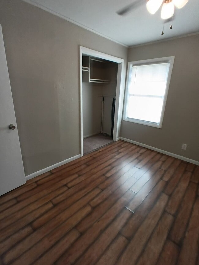 Building Photo - Cute 3 Bed or 2 bed and office