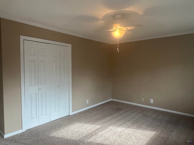 Building Photo - 137 N Springs Ct