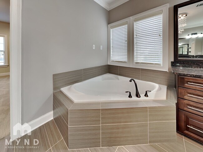 Building Photo - 2995 Manorview Ln