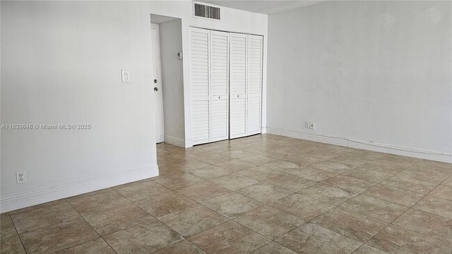 Building Photo - 17021 N Bay Rd