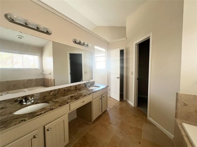 Building Photo - 450 Mikasa Dr