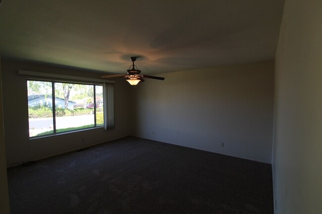 Building Photo - Concord 3 bedroom 2 bath new carpet, new paint,  home in quiet neighborhood!