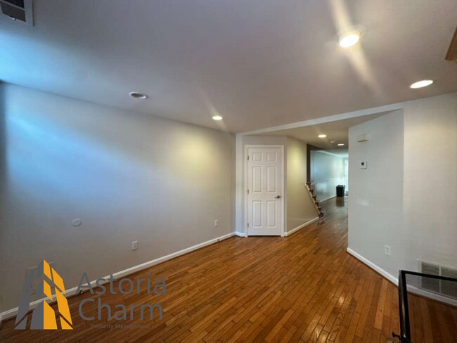 Building Photo - 3 Bedroom Home with Rooftop Views and Modern Finishes