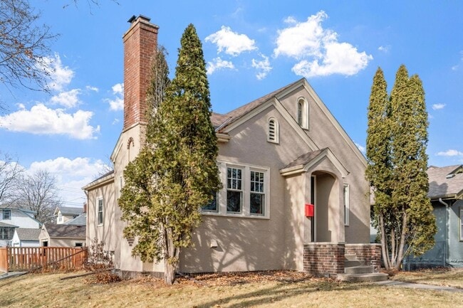 Building Photo - 2300 NE McKinley St