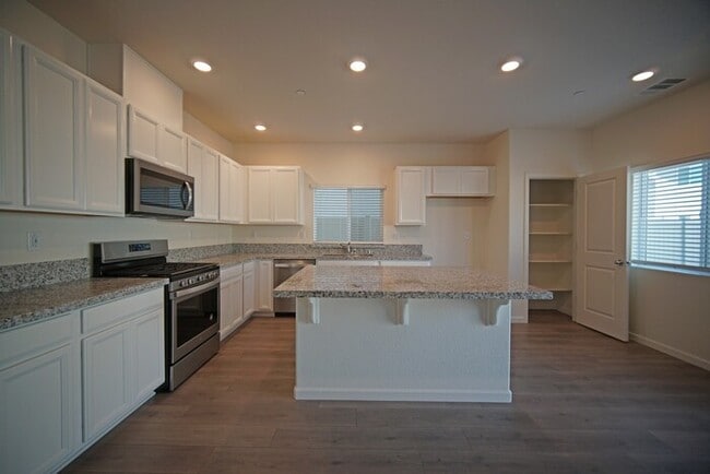 Building Photo - Beautiful 4 Bedroom PLUS office / den in Natomas!