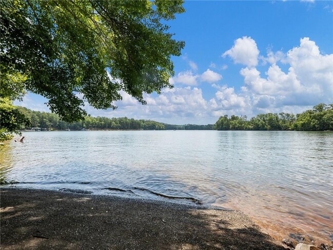 Building Photo - 8079 Beachwood Dr