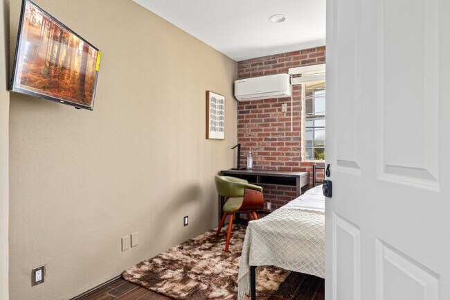 Building Photo - 10777 Ashton Ave