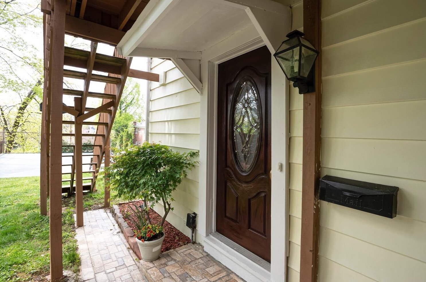 Private front entrance - 1211 Isis Ave