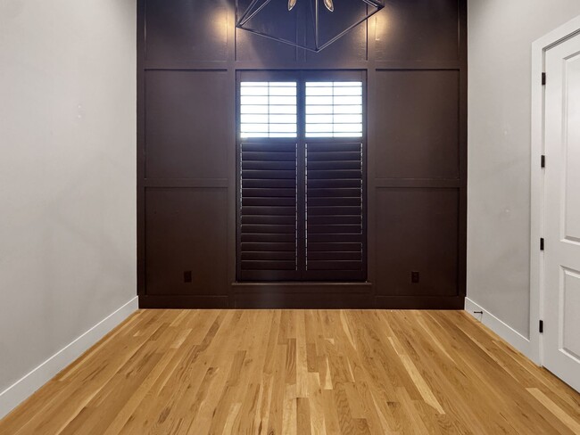 Building Photo - High-End Executive Living in Gated South Tulsa Community