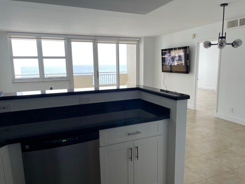 Building Photo - 3180 S Ocean Dr