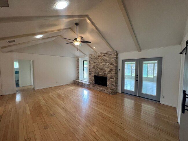 Building Photo - Cherry Creek Charmer!
