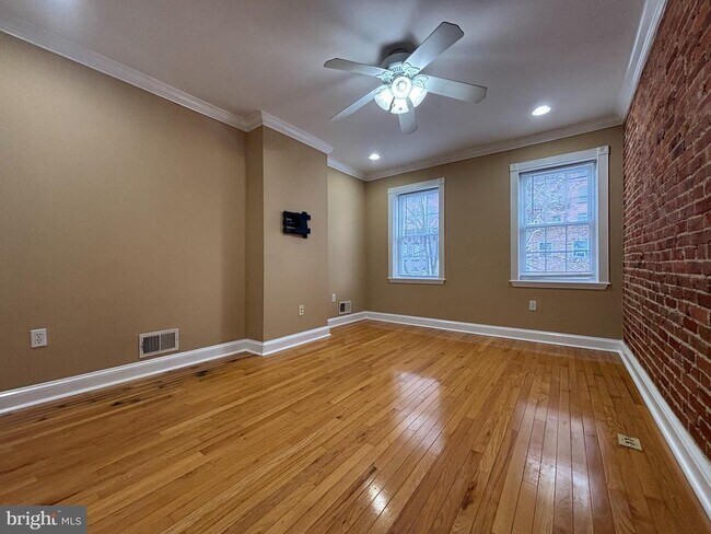 Building Photo - 1122 W Hamburg St