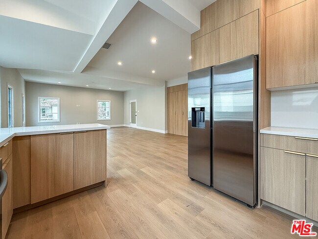 Building Photo - 150 N Arnaz Dr