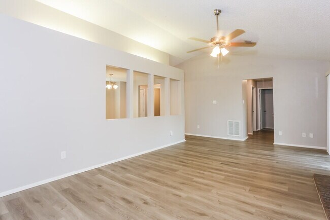 Building Photo - 3900 Dogwood Ct