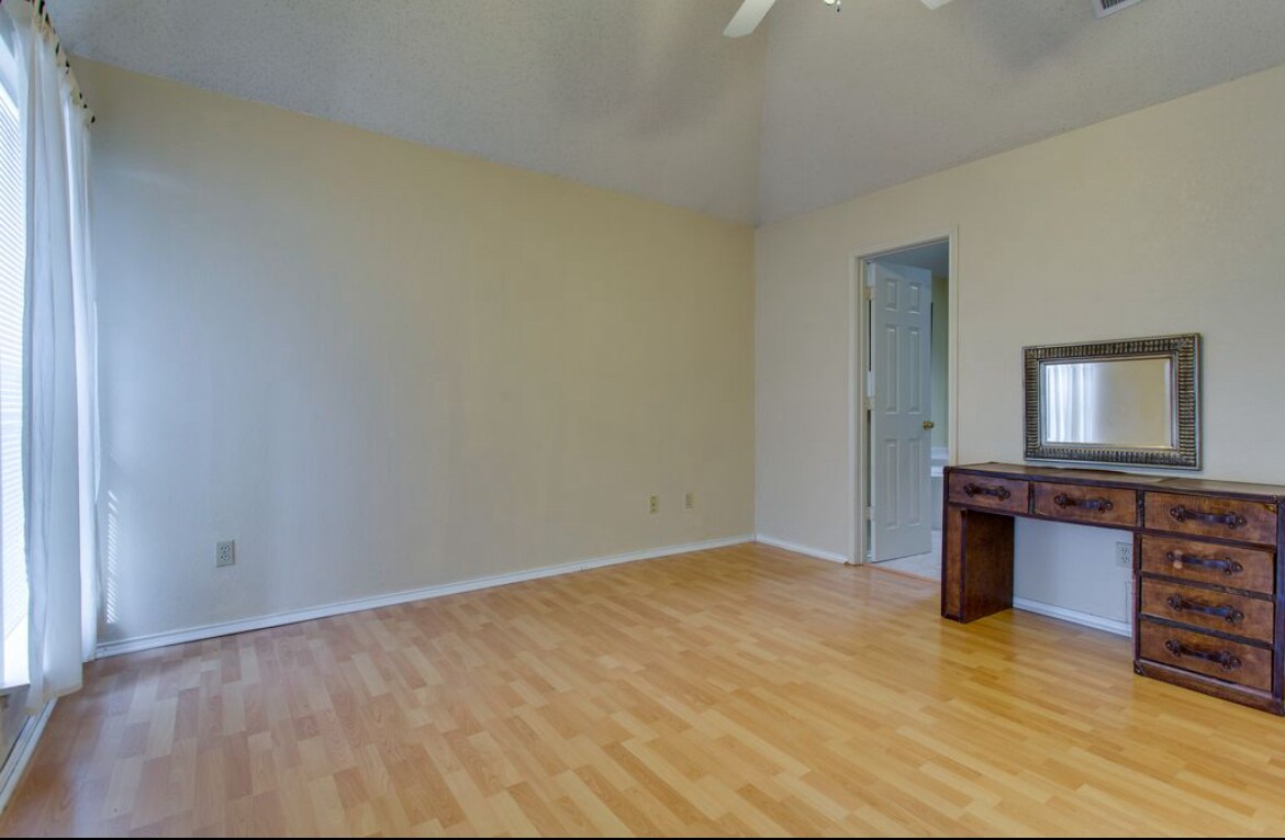 Building Photo - 807 Burr Oak Dr