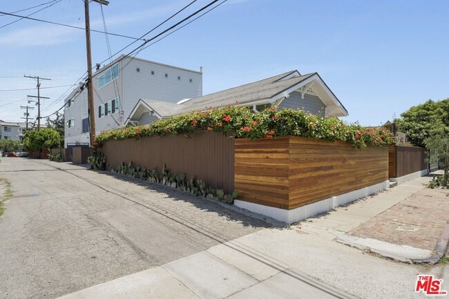 Building Photo - 320 4th Ave