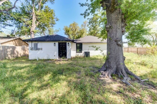 Building Photo - 5906 Hilary St