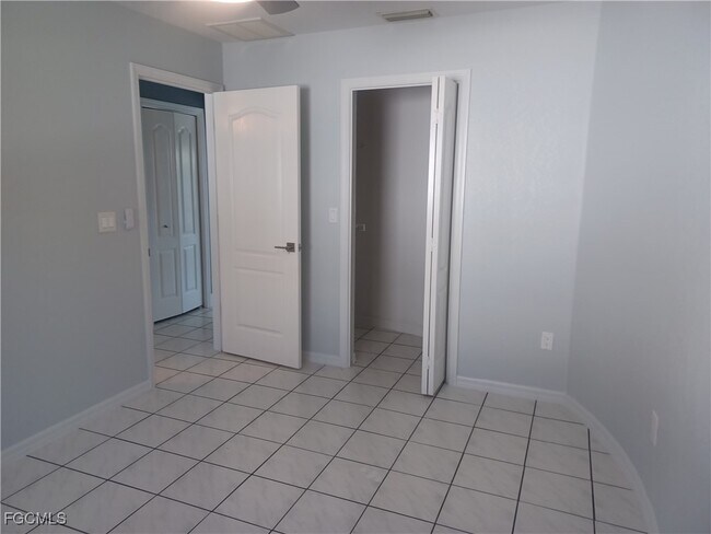 Building Photo - 4416 SW 24th Ave