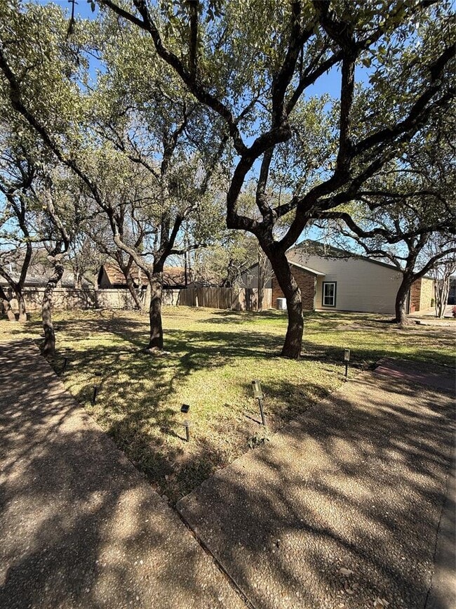 Building Photo - 6501 Columbia Oaks Ct