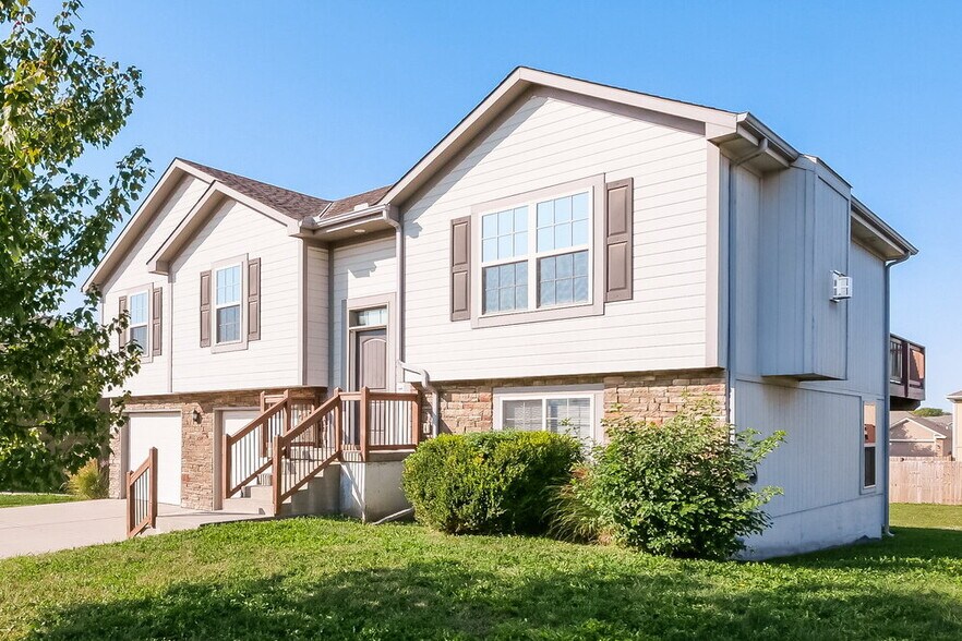 Building Photo - 704 Fall Creek Dr
