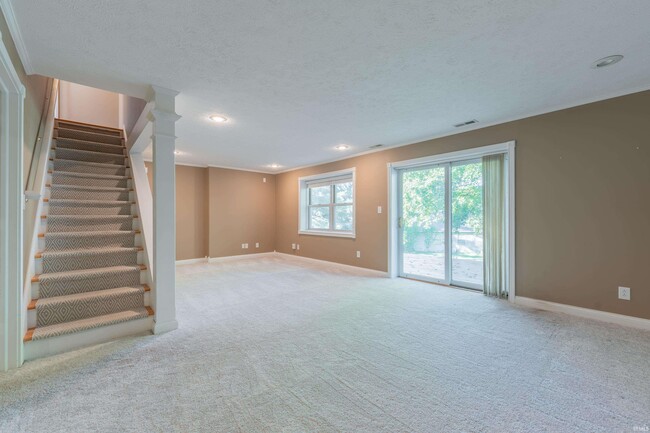 Building Photo - 657 E Heather Dr