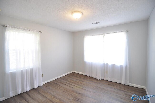 Building Photo - 1200 SE Maebeth Cir