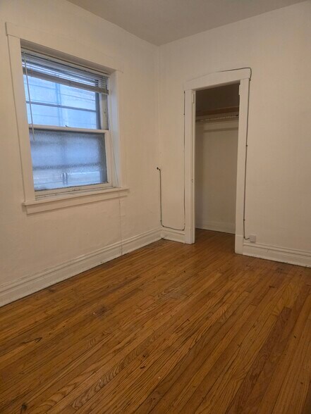 Building Photo - 858 N Hoyne Ave