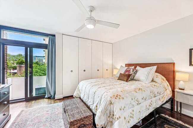 Building Photo - Chic Two-Level Condo in Prime SW Waterfront Location
