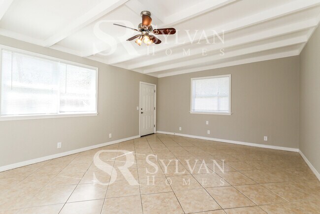 Building Photo - Feel right at home in this charming 3 bedroom, 2 bathroom home