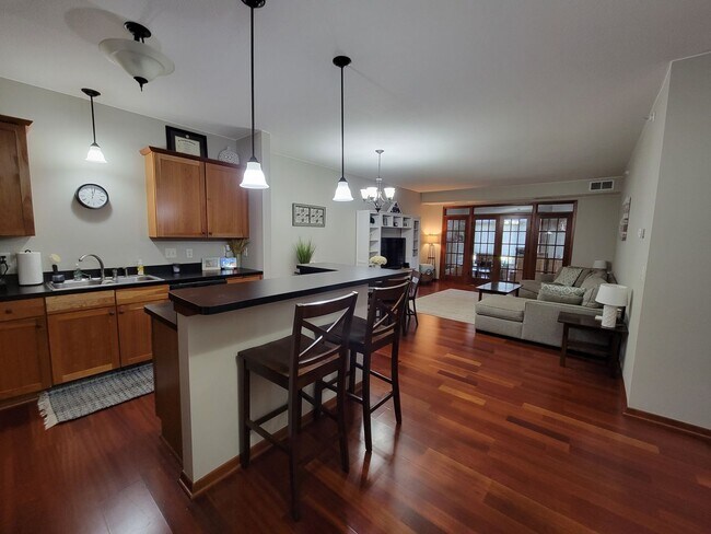 Building Photo - Spacious 2 Br/2Ba Condo w/1500 sq ft in Heart of St Louis Park! 2 Heated parking spots included!