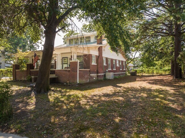 Building Photo - Freshly Updated 3 Bedroom House