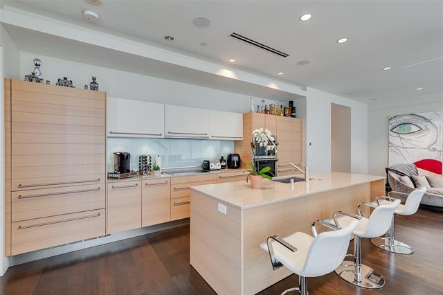 Building Photo - 2408 Victory Park Ln