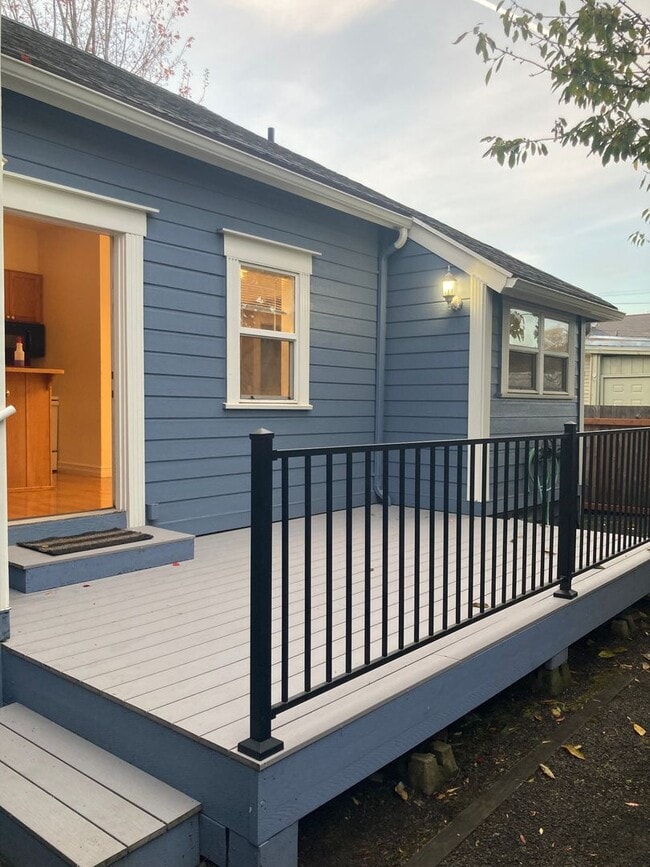 Building Photo - Beautiful Ground Level 1Bed/1Bath with Deck Close to Downtown Albany!