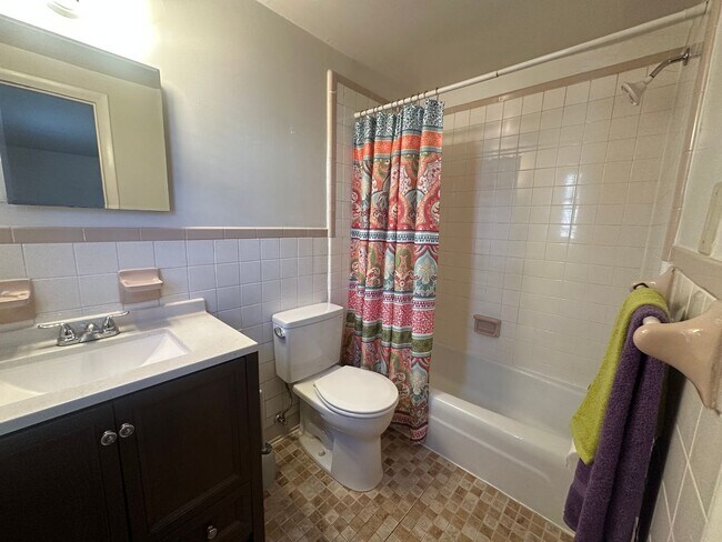 Building Photo - LittleBay1023