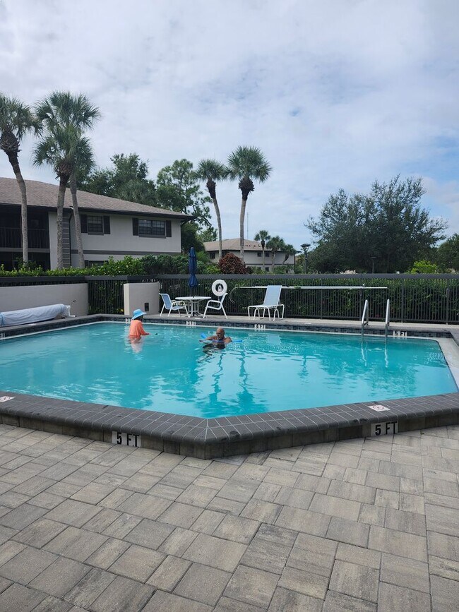 Building Photo - Oak Forrest 55 and older Condominium FOR RENT! ANNUAL-FIRST FLOOR