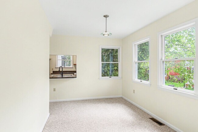 Building Photo - Two bedroom, one and a half bathroom end townhome in Harrisburg
