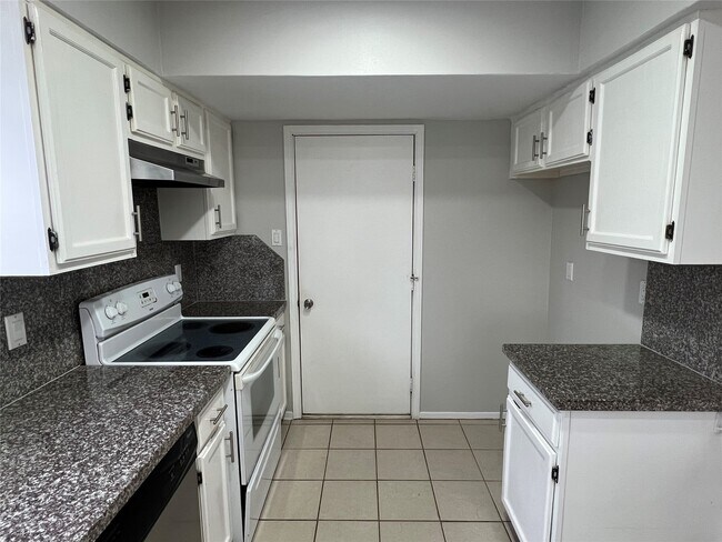 Building Photo - 65 Yewleaf Rd