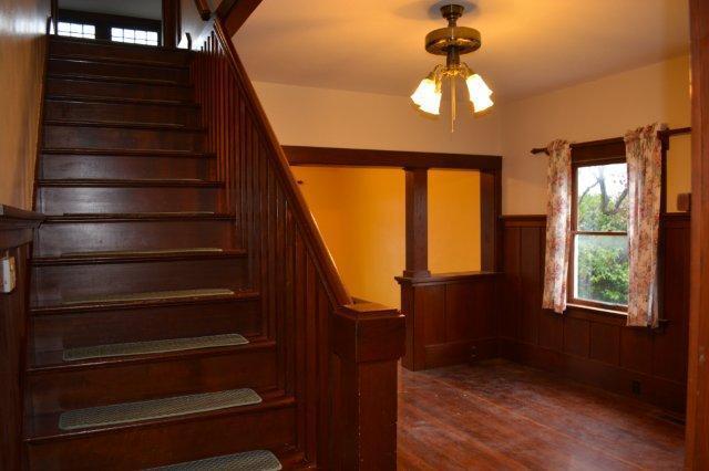 Building Photo - Beautiful, spacious Craftsman, Owner pays Yard Care, Laundry on site