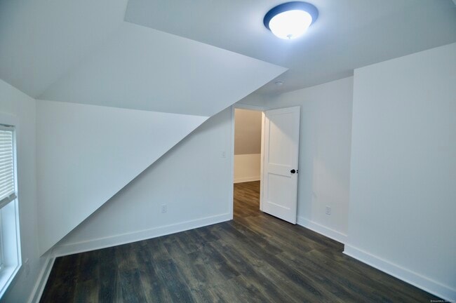 Building Photo - 21 Nichols St