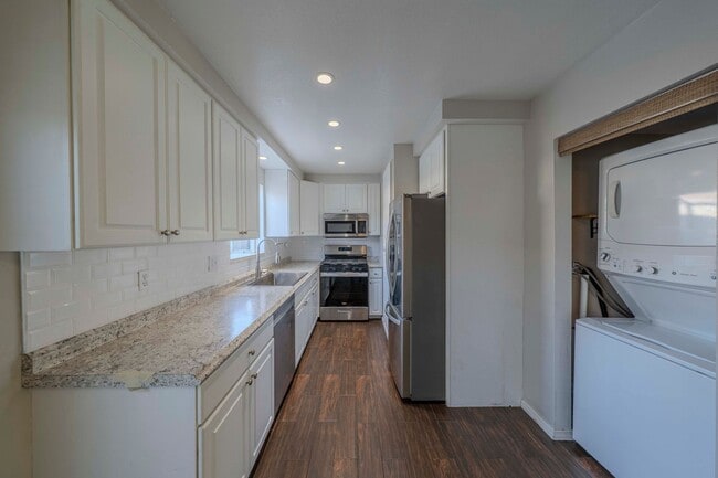 Building Photo - Bright & Airy 2-Bedroom End Unit Townhome