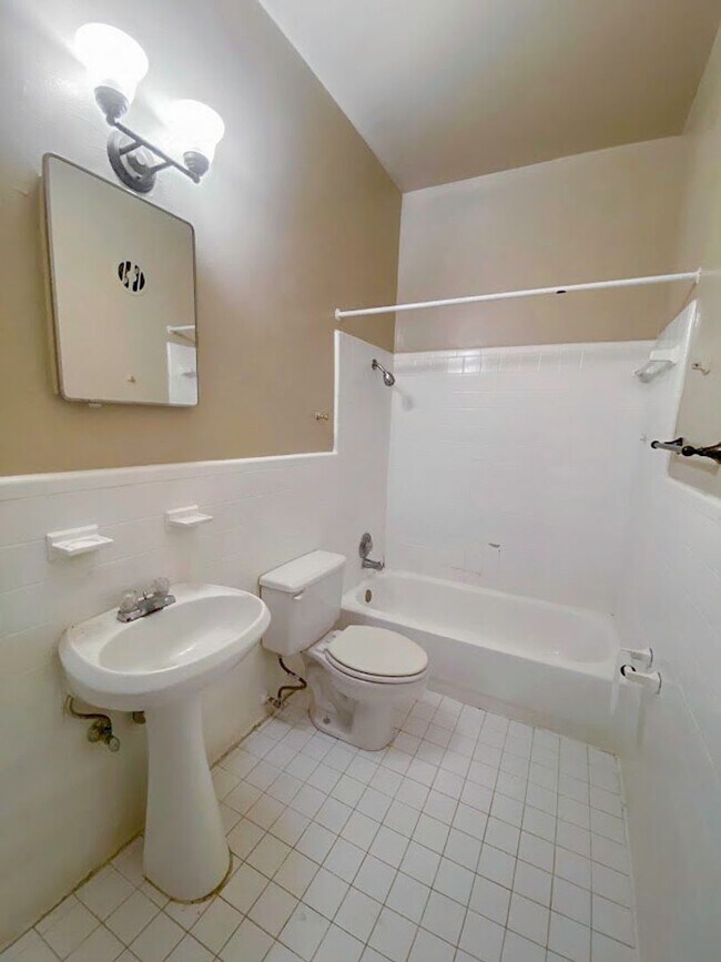 Building Photo - Updated 1Bd 1Ba apartment Historic home cl...