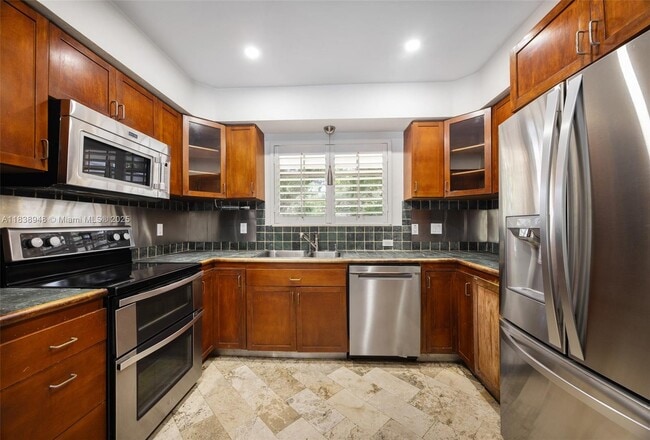 Building Photo - 600 Santurce Ave