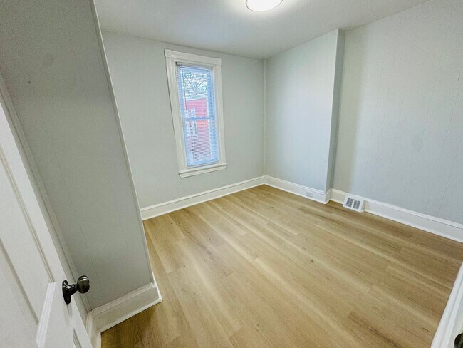 Building Photo - Remodeled 3b/1b House in South Philly! Section 8 Only