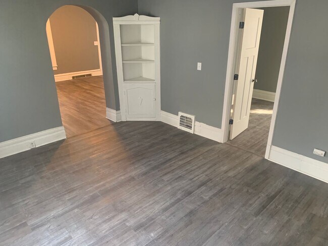 Building Photo - 3 Bed 1 Bath Home