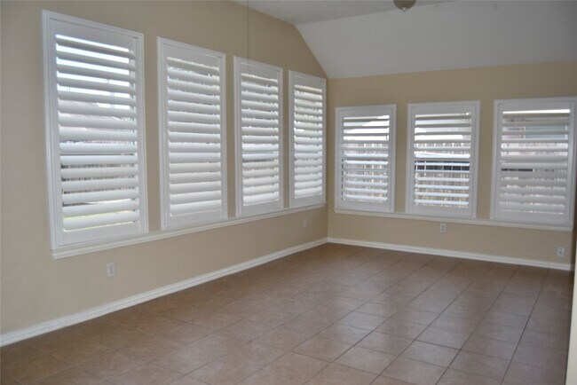 Building Photo - 18627 Summercliff Ln