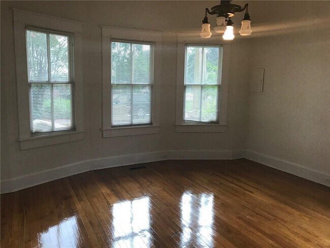 Building Photo - 855 Savannah St