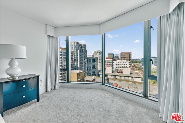Building Photo - 10727 Wilshire Blvd